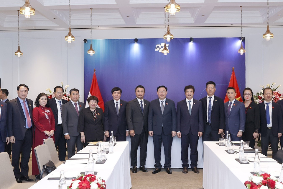 Chủ tịch Quốc hội Vương Đình Huệ chụp ảnh lưu niệm với đại biểu. (Ảnh: Doãn Tấn/TTXVN)