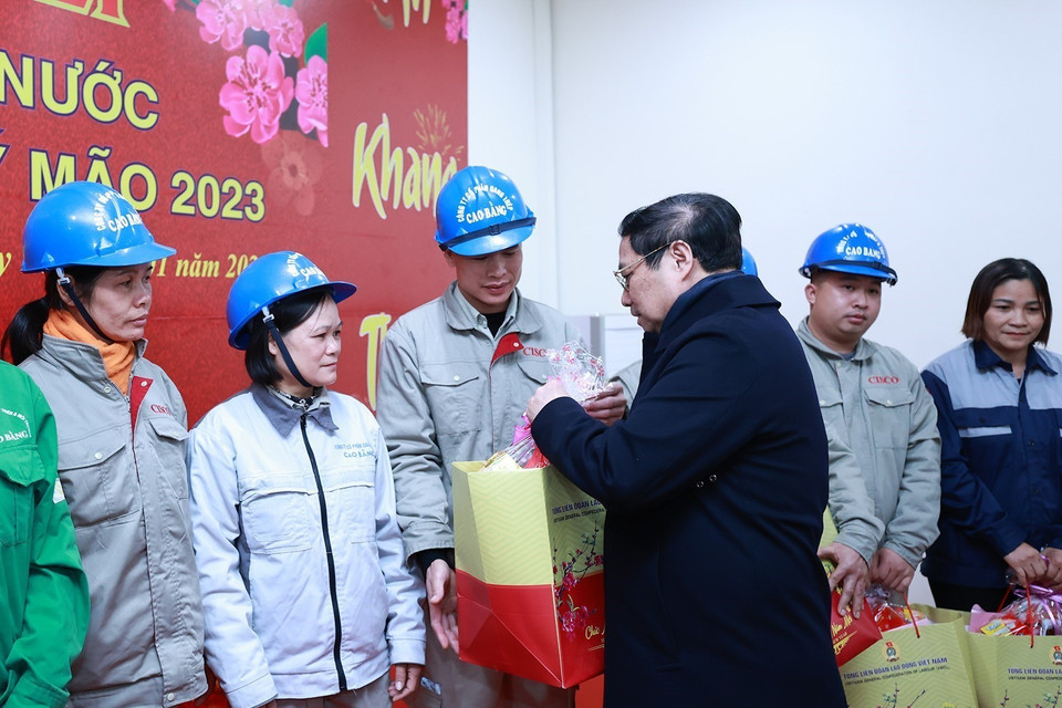 Thủ tướng Phạm Minh Chính tặng quà Tết cho người có công, người lao động có hoàn cảnh khó khăn tại thị trấn Tà Lùng, huyện Quảng Hòa. (Ảnh: Dương Giang/TTXVN)