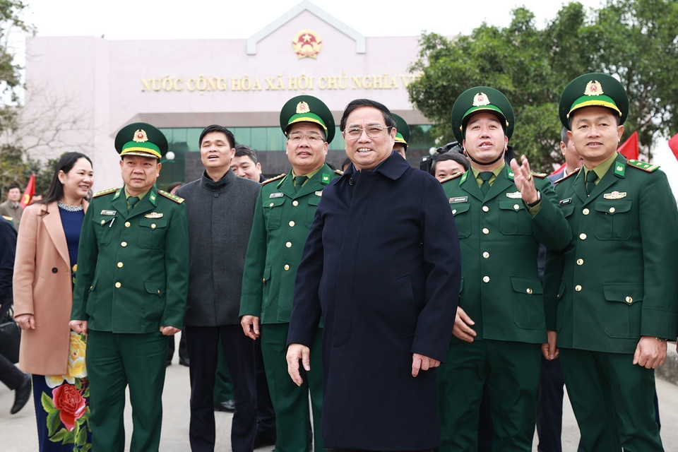 Thủ tướng Phạm Minh Chính thăm, chúc Tết lực lượng làm nhiệm vụ tại cửa khẩu Tà Lùng. (Ảnh: Dương Giang/TTXVN)