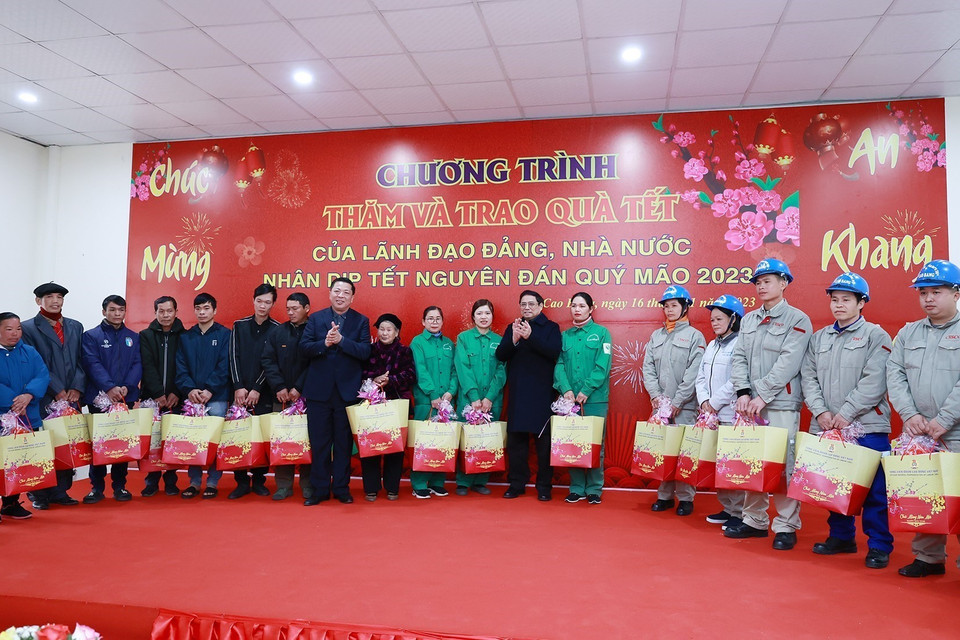 Thủ tướng Phạm Minh Chính tặng quà Tết cho người có công, người lao động có hoàn cảnh khó khăn tại thị trấn Tà Lùng, huyện Quảng Hòa. (Ảnh: Dương Giang/TTXVN)