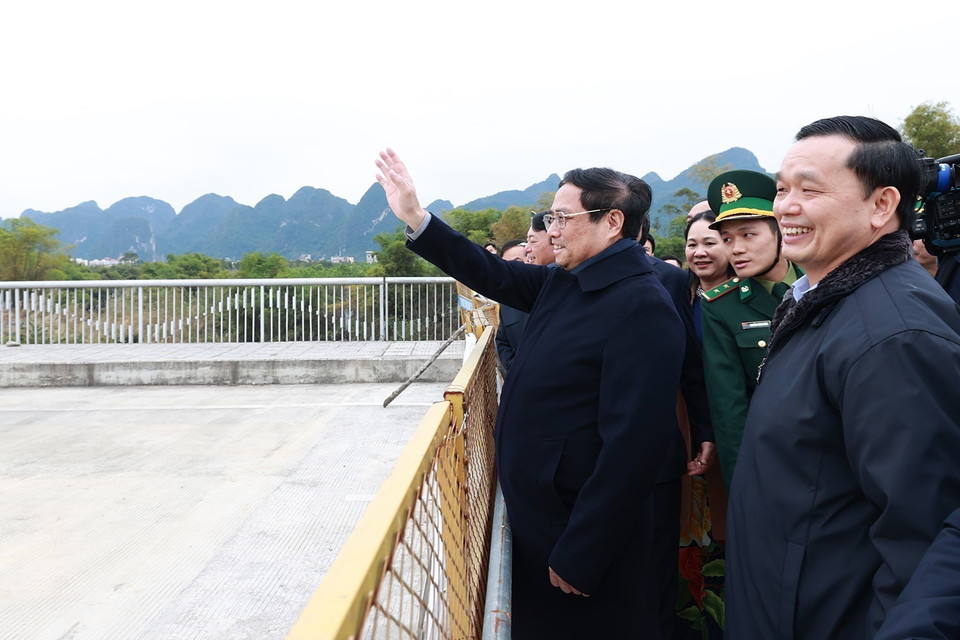 Thủ tướng Phạm Minh Chính khảo sát cầu Tà Lùng 2. (Ảnh: Dương Giang/TTXVN)