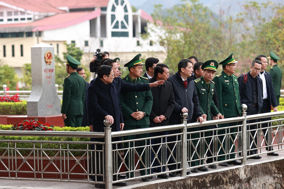Thủ tướng Phạm Minh Chính khảo sát khu vực cửa khẩu Tà Lùng. (Ảnh: Dương Giang/TTXVN)