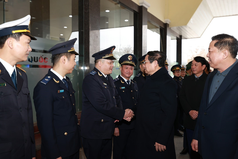 Thủ tướng Phạm Minh Chính thăm, chúc Tết lực lượng làm nhiệm vụ tại cửa khẩu Tà Lùng. (Ảnh: Dương Giang/TTXVN)