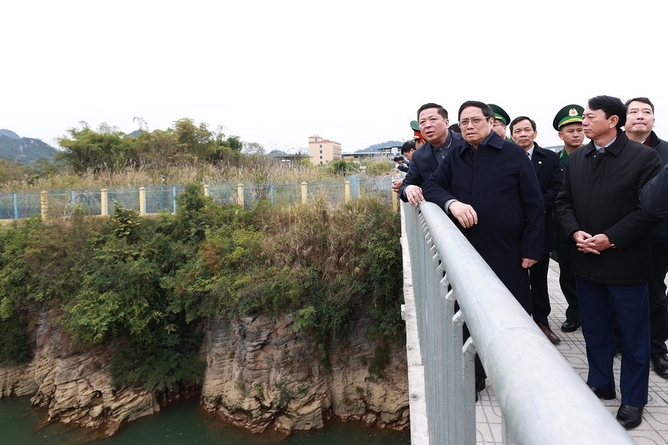 Thủ tướng Phạm Minh Chính khảo sát cầu Tà Lùng 2. (Ảnh: Dương Giang/TTXVN)