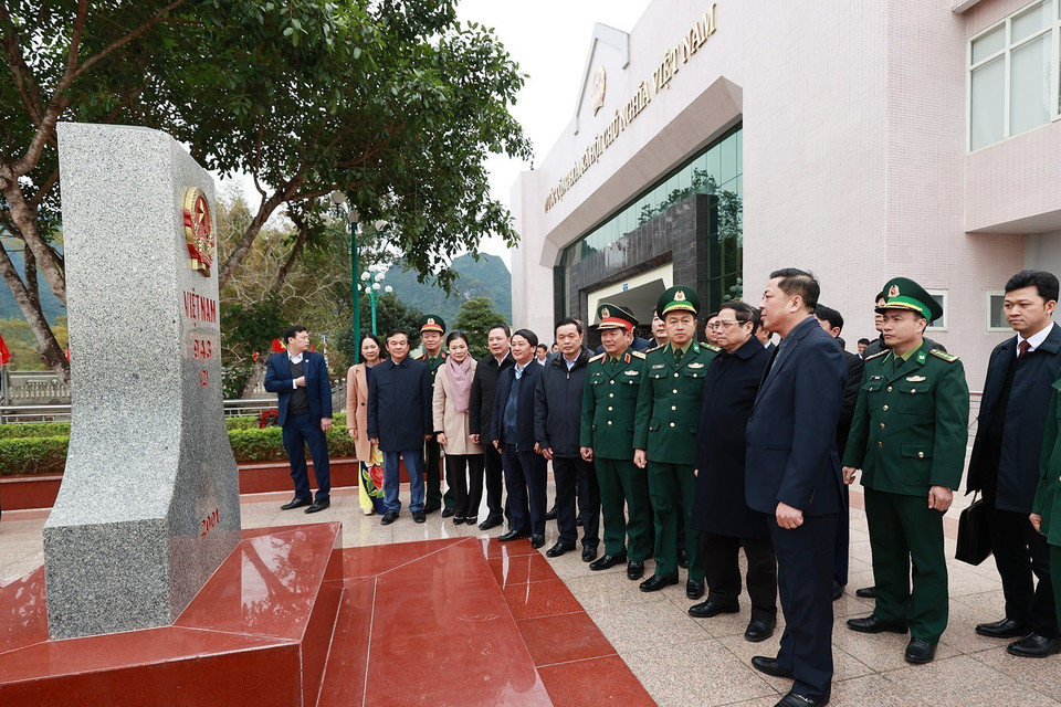 Thủ tướng Phạm Minh Chính khảo sát khu vực mốc biên giới 943. (Ảnh: Dương Giang/TTXVN)