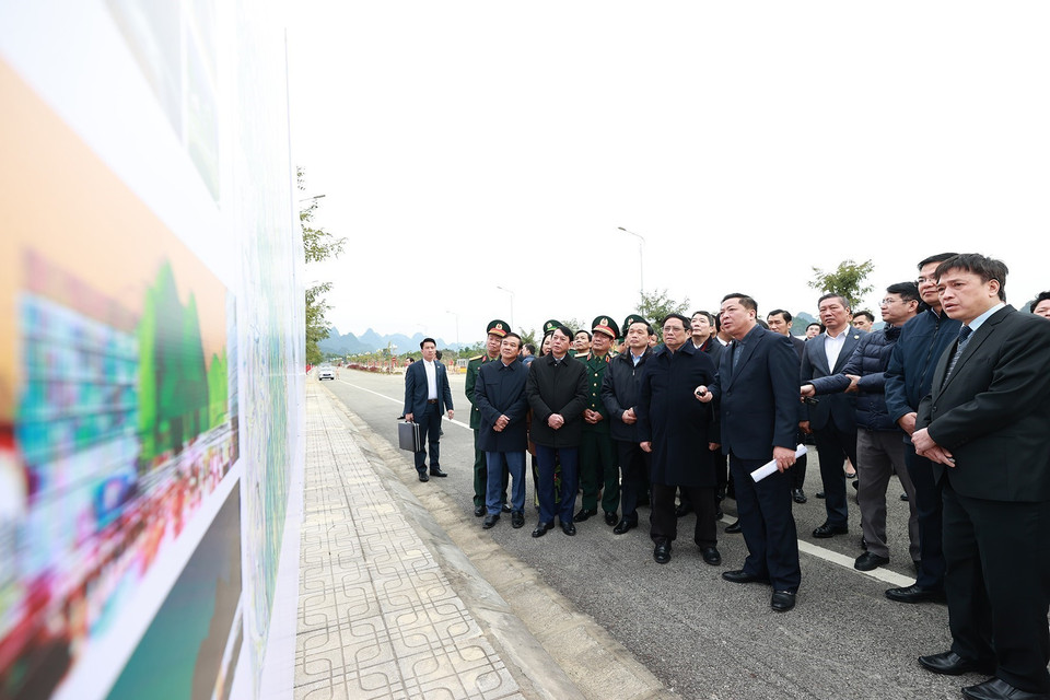 Thủ tướng Phạm Minh Chính khảo sát cầu Tà Lùng 2. (Ảnh: Dương Giang/TTXVN)