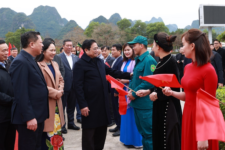 Thủ tướng Phạm Minh Chính chúc Tết công nhân, người lao động có hoàn cảnh khó khăn và đồng bào các dân tộc tại thị trấn Tà Lùng, huyện Quảng Hòa. (Ảnh: Dương Giang/TTXVN)