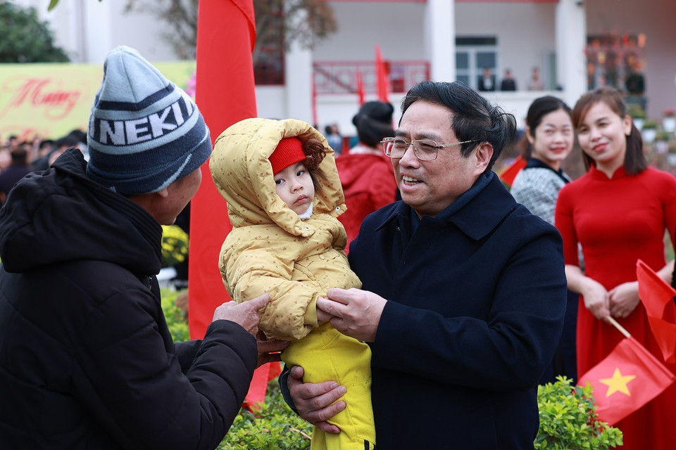 Thủ tướng Phạm Minh Chính chúc Tết công nhân, người lao động có hoàn cảnh khó khăn và đồng bào các dân tộc tại thị trấn Tà Lùng, huyện Quảng Hòa. (Ảnh: Dương Giang/TTXVN)