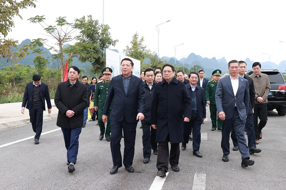 Thủ tướng Phạm Minh Chính khảo sát cầu Tà Lùng 2. (Ảnh: Dương Giang/TTXVN)