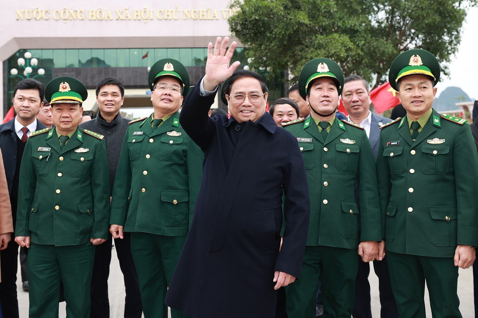 Thủ tướng Phạm Minh Chính thăm, chúc Tết lực lượng làm nhiệm vụ tại cửa khẩu Tà Lùng. (Ảnh: Dương Giang/TTXVN)