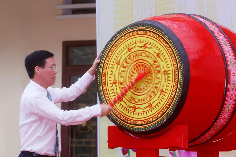 Chủ tịch nước Võ Văn Thưởng đánh trống Khai giảng Năm học 2023-2024 của Trường Phổ thông Dân tộc Nội trú tỉnh Gia Lai. (Ảnh: Thống Nhất/TTXVN)