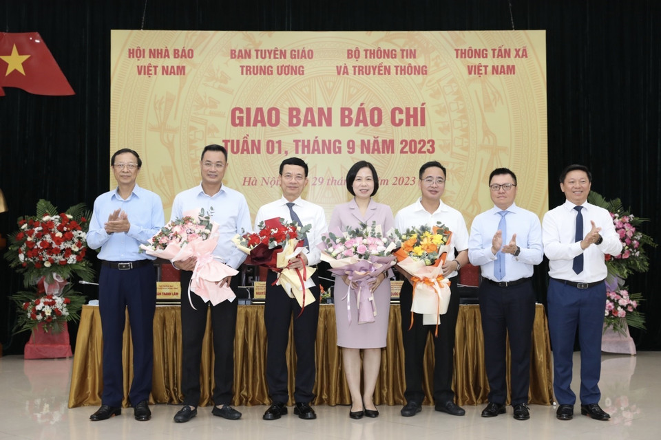 Ông Lê Quốc Minh, Phó Trưởng Ban Tuyên giáo Trung ương, Chủ tịch Hội Nhà báo Việt Nam, Tổng Biên tập báo Nhân Dân và Thứ trưởng Bộ Giáo dục và Đạo tạo Phạm Ngọc Thưởng tặng hoa chúc mừng đại diện các cơ quan, đơn vị nhân dịp kỷ niệm 78 năm Ngày truyền thống ngành Thông tin và Truyền thông Việt Nam, 78 năm Ngày thành lập Thông tấn xã Việt Nam và Đài Tiếng nói Việt Nam, 53 năm thành lập Đài Truyền hình Việt Nam. (Ảnh: Minh Quyết/TTXVN)