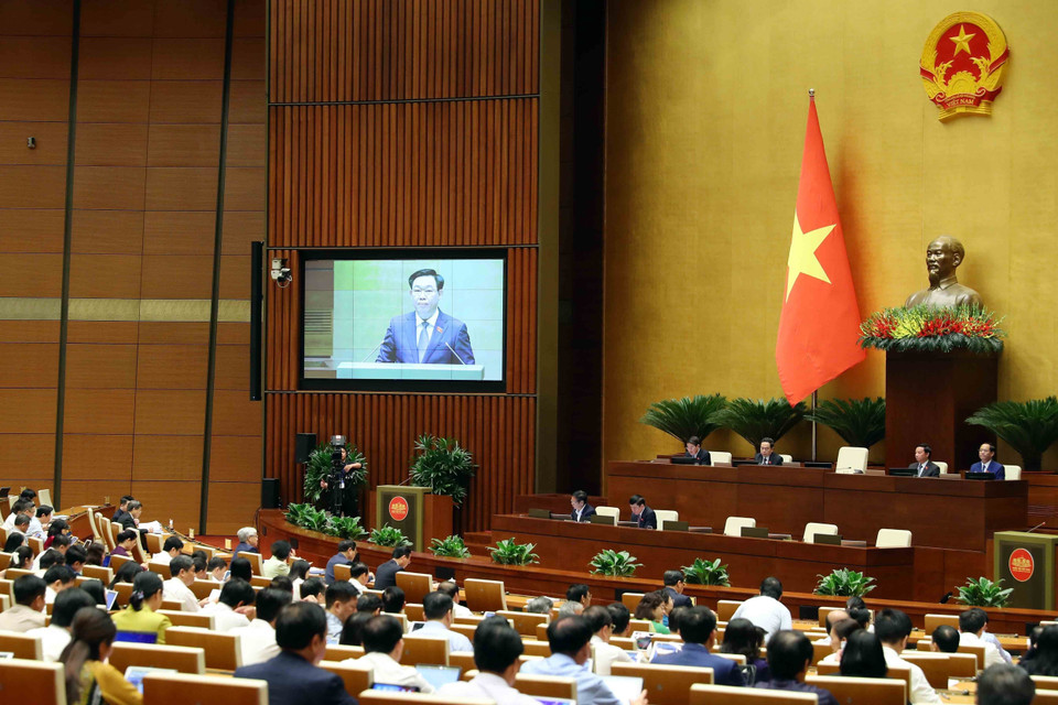 Chủ tịch Quốc hội Vương Đình Huệ điều hành phiên họp. (Ảnh: An Đăng/TTXVN)