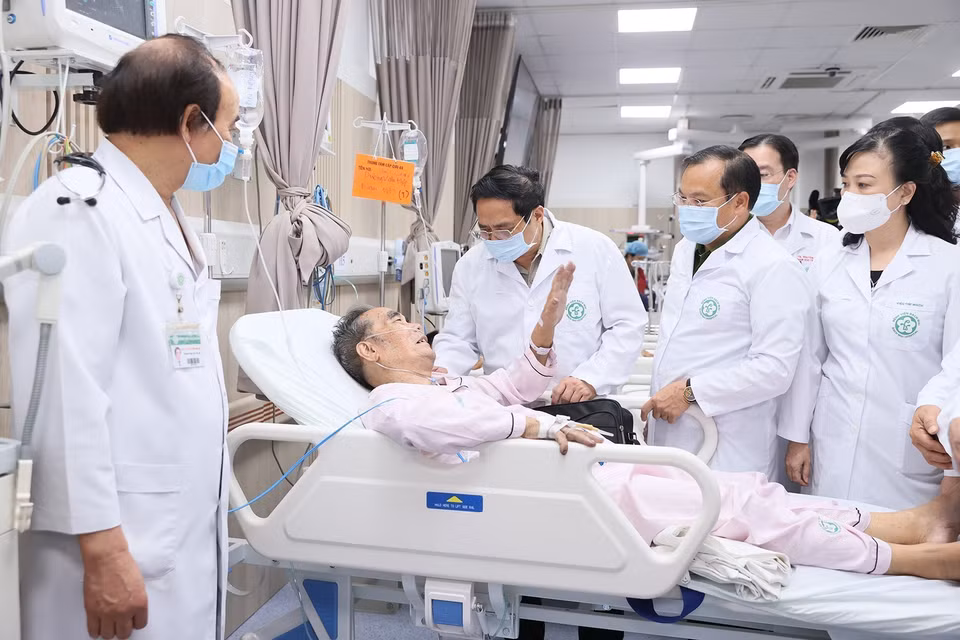Thủ tướng Phạm Minh Chính thăm hỏi sức khỏe các nạn nhân đang điều trị tại Bệnh viện Bạch Mai. (Ảnh: Dương Giang/TTXVN)