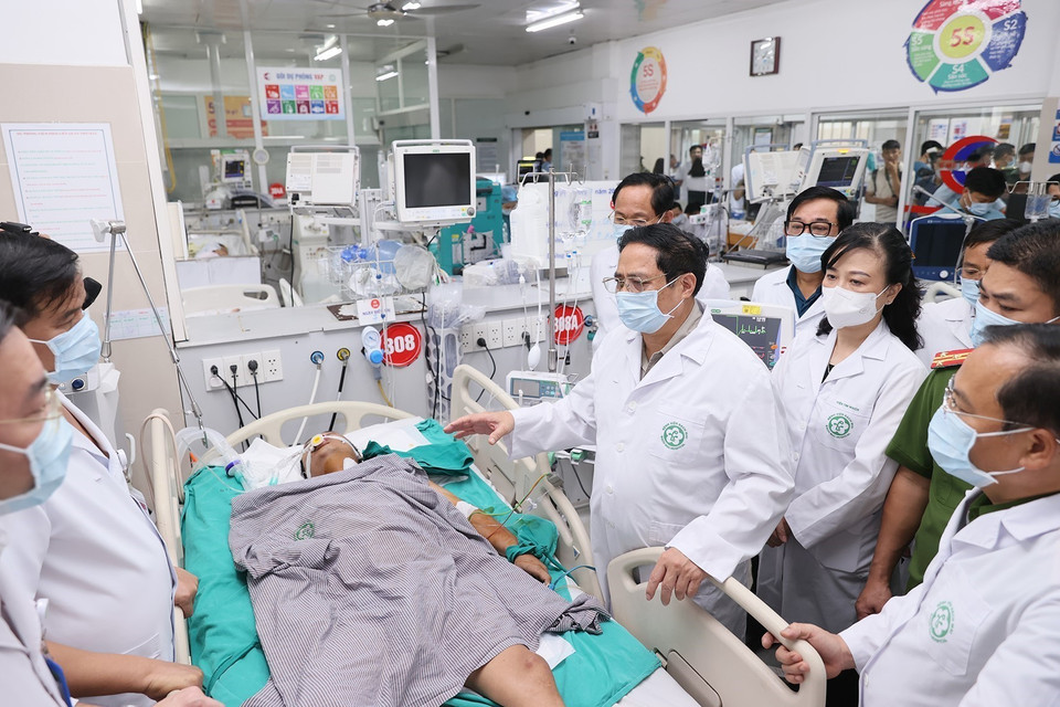 Thủ tướng Phạm Minh Chính thăm hỏi sức khỏe các nạn nhân đang điều trị tại Bệnh viện Bạch Mai. (Ảnh: Dương Giang/TTXVN)