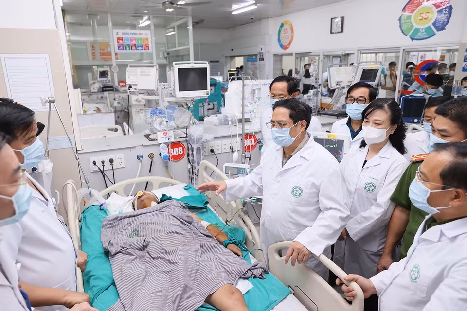 Thủ tướng Phạm Minh Chính thăm hỏi sức khỏe các nạn nhân đang điều trị tại Bệnh viện Bạch Mai. (Ảnh: Dương Giang/TTXVN)