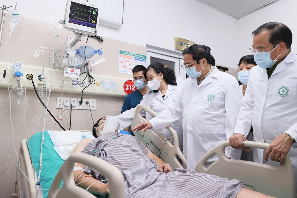 Thủ tướng Phạm Minh Chính thăm hỏi các nạn nhân. (Ảnh: Dương Giang/TTXVN)