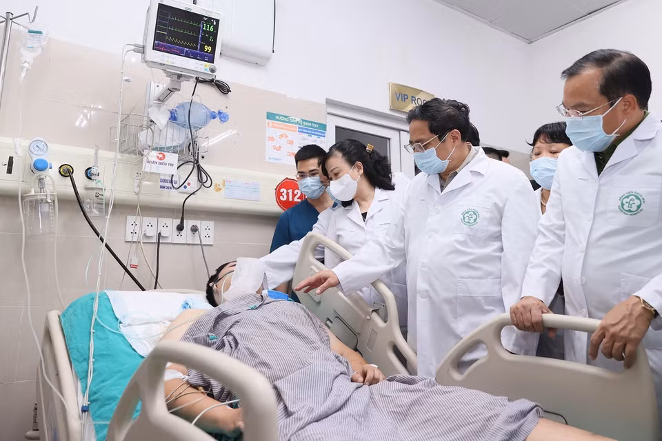 Thủ tướng Phạm Minh Chính thăm hỏi các nạn nhân. (Ảnh: Dương Giang/TTXVN)