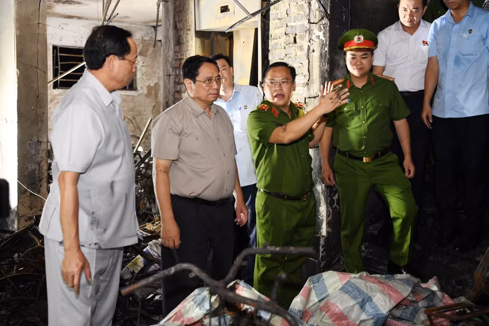 Thủ tướng Phạm Minh Chính kiểm tra hiện trường vụ cháy Chung cư mini ở phố Khương Hạ (Thanh Xuân, Hà Nội). (Ảnh: Dương Giang/TTXVN)