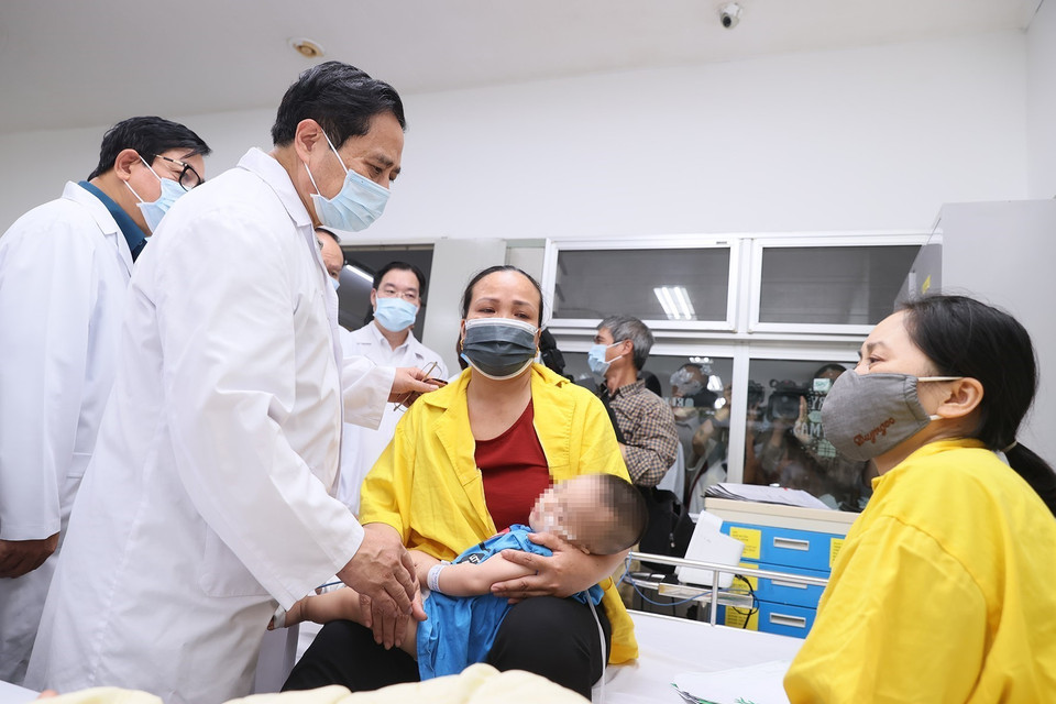 Thủ tướng Phạm Minh Chính thăm hỏi sức khỏe nạn nhân. (Ảnh: Dương Giang/TTXVN)