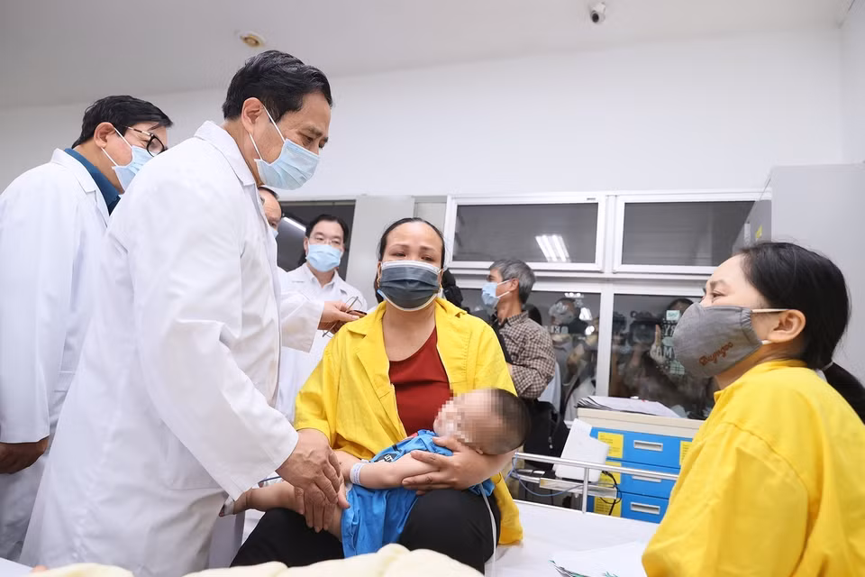 Thủ tướng Phạm Minh Chính thăm hỏi sức khỏe nạn nhân. (Ảnh: Dương Giang/TTXVN)