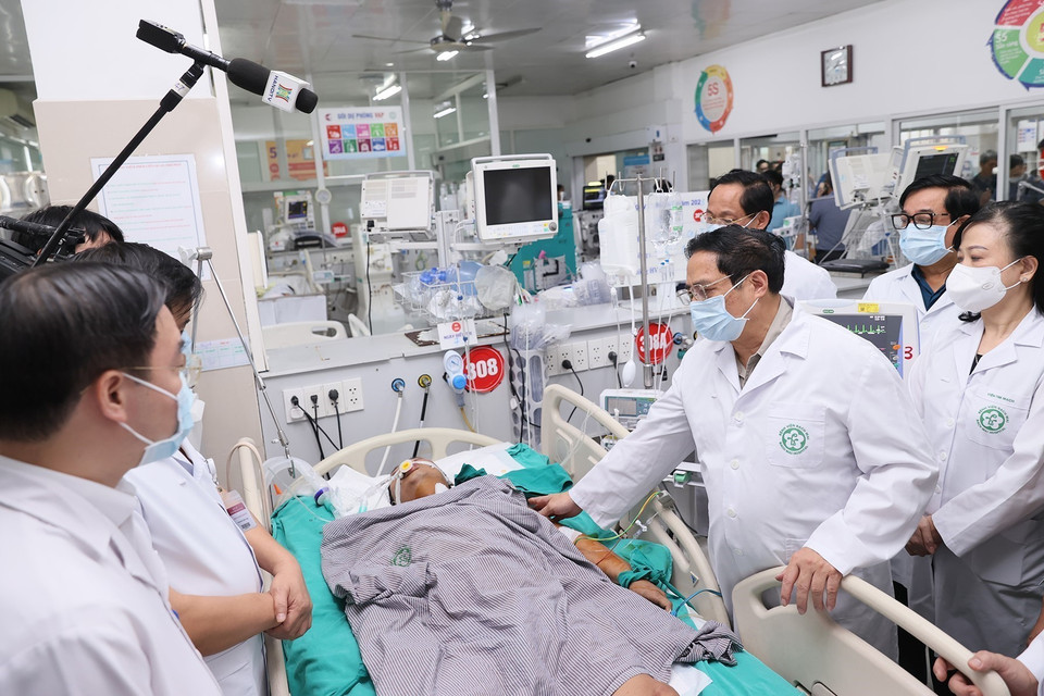 Thủ tướng Phạm Minh Chính thăm hỏi sức khỏe các nạn nhân đang điều trị tại Bệnh viện Bạch Mai. (Ảnh: Dương Giang/TTXVN)