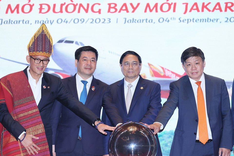 Thủ tướng Phạm Minh Chính và các đại biểu thực hiện Nghi thức Khai trương Đường bay thẳng Hà Nội-Jakarta của VietjetAir. (Ảnh: Dương Giang/TTXVN)