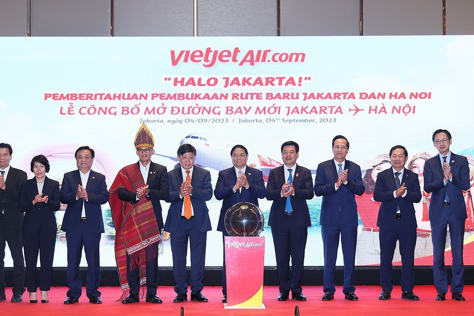 Thủ tướng Phạm Minh Chính và các đại biểu thực hiện Nghi thức Khai trương Đường bay thẳng Hà Nội-Jakarta của VietjetAir. (Ảnh: Dương Giang/TTXVN)