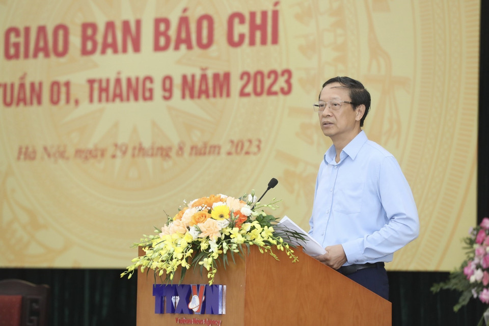 Thứ trưởng Bộ Giáo dục và Đạo tạo Phạm Ngọc Thưởng báo cáo chuyên đề “Công tác chuẩn bị, triển khai năm học mới." (Ảnh: Minh Quyết/TTXVN)