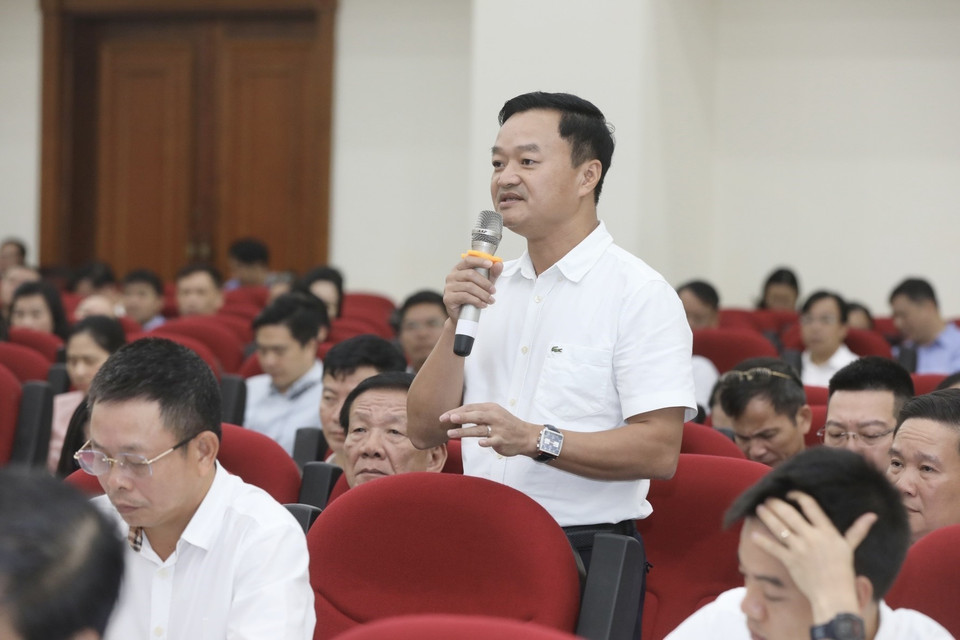 Tổng Biên tập báo Giao thông Nguyễn Bá Kiên đặt câu hỏi về Chuyên đề “Công tác chuẩn bị, triển khai năm học mới." (Ảnh: Minh Quyết/TTXVN)