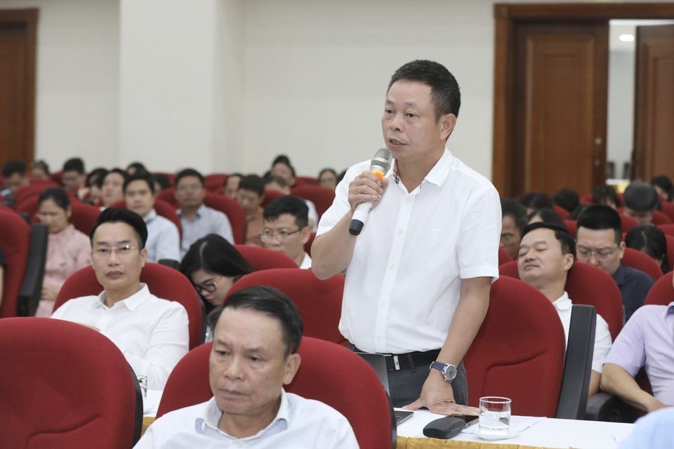 Phó Tổng biên tập báo Tiền Phong Phùng Công Sưởng đặt câu hỏi về Chuyên đề “Công tác chuẩn bị, triển khai năm học mới." (Ảnh: Minh Quyết/TTXVN)