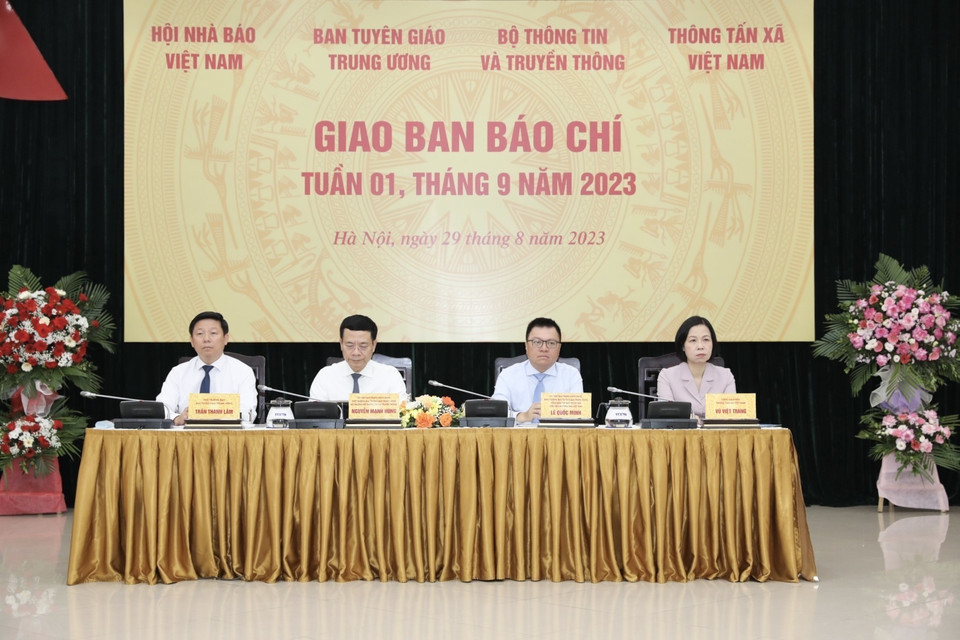 Các đại biểu chủ trì hội nghị Giao ban Báo chí tuần 01, tháng 9 năm 2023. (Ảnh: Minh Quyết/TTXVN)