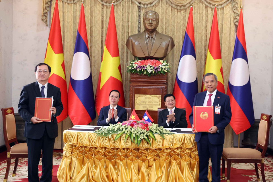 Chủ tịch nước Võ Văn Thưởng và Tổng Bí thư, Chủ tịch nước Cộng hòa dân chủ Nhân dân Lào Thongloun Sisoulith chứng kiến lễ ký Biên bản ghi nhớ về hợp tác trong lĩnh vực công nghệ và đổi mới sáng tạo giữa Bộ Khoa học và Công nghệ Việt Nam và Bộ Công nghệ và Truyền thông Lào. (Ảnh: Thống Nhất/TTXVN)