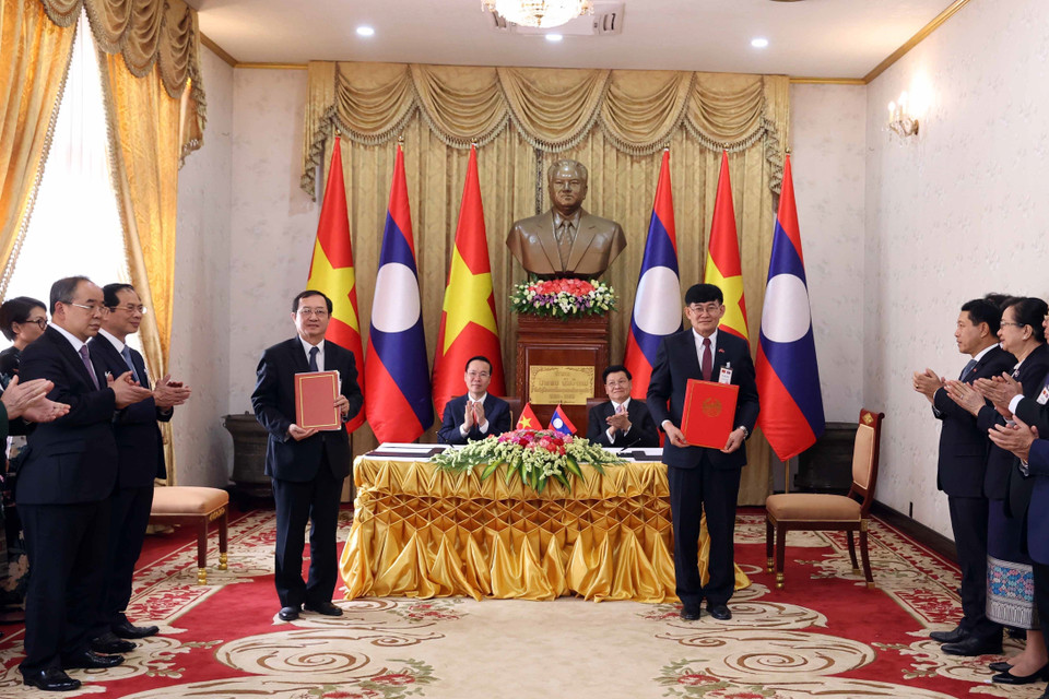 Chủ tịch nước Võ Văn Thưởng và Tổng Bí thư, Chủ tịch nước Cộng hòa dân chủ Nhân dân Lào Thongloun Sisoulith chứng kiến lễ ký biên bản ghi nhớ về hợp tác trong lĩnh vực khoa học giữa Bộ Khoa học và Công nghệ Việt Nam và Bộ Giáo dục và Thể thao Lào. (Ảnh: Thống Nhất/TTXVN)