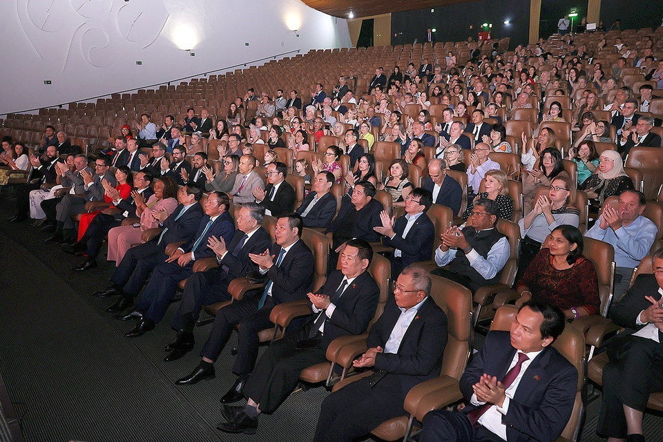 Thủ tướng Phạm Minh Chính và các đại biểu dự Chương trình giao lưu văn hóa nghệ thuật Việt Nam-Brazil. (Ảnh: Dương Giang/TTXVN)