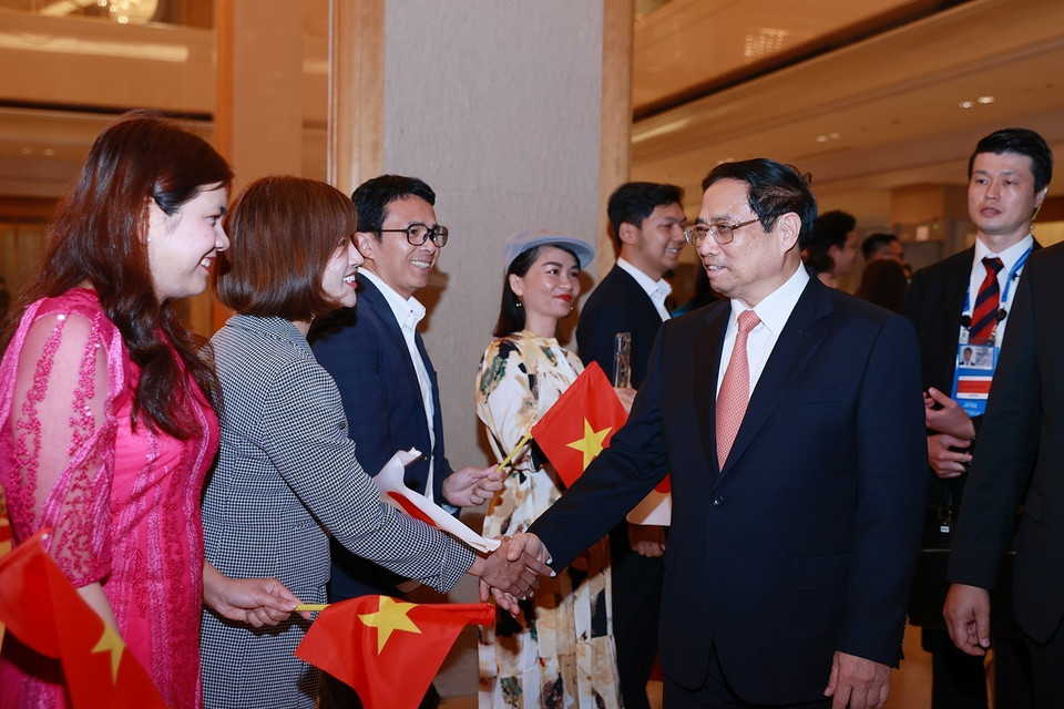 Cán bộ, nhân viên Đại sứ quán và cộng đồng người Việt Nam tại Nhật Bản đón Thủ tướng Phạm Minh Chính. (Ảnh: Dương Giang/TTXVN)