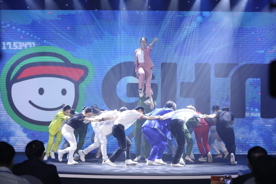 Chương trình nghệ thuật “Các câu chuyện thực tế trong hành trình Chuyển đổi Số, thành tựu của Chuyển đổi Số tác động vào cuộc sống thực tiễn của người dân Việt Nam”. (Ảnh: Minh Quyết/TTXVN)