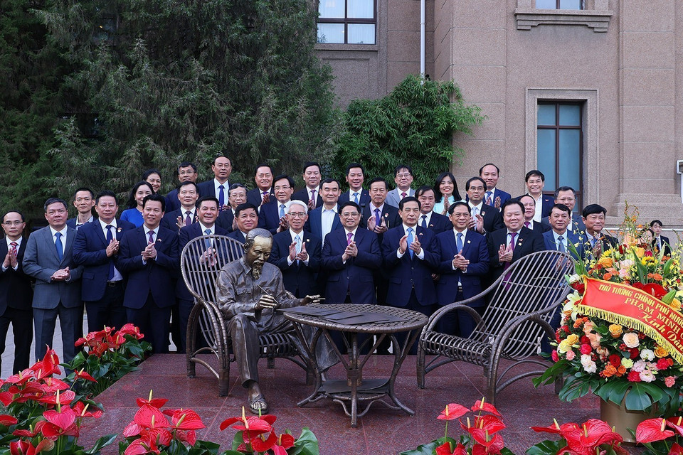 Thủ tướng Phạm Minh Chính và cán bộ, nhân viên Đại sứ quán Việt Nam tại Trung Quốc. (Ảnh: Dương Giang/TTXVN)