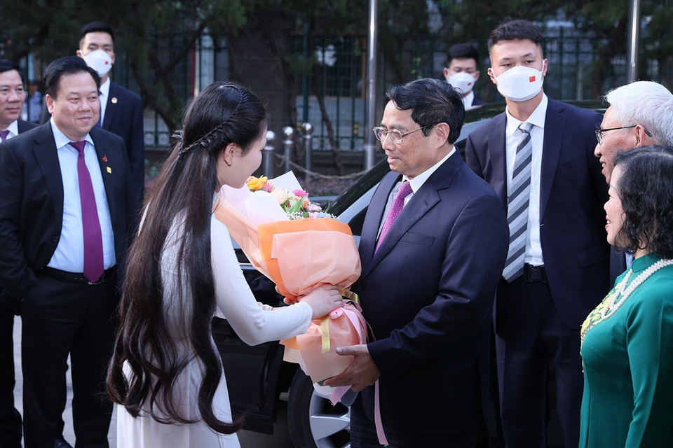 Cán bộ, nhân viên Đại sứ quán và cộng đồng người Việt Nam tại Trung Quốc chào đón Thủ tướng Phạm Minh Chính. (Ảnh: Dương Giang/TTXVN)