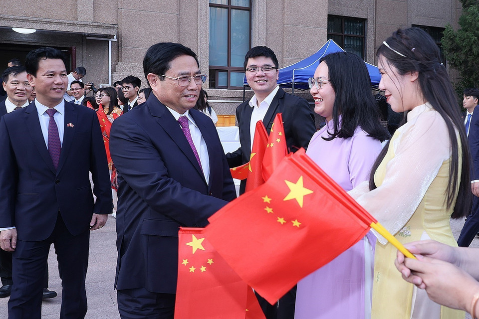 Thủ tướng Phạm Minh Chính đến thăm cán bộ, nhân viên Đại sứ quán và cộng đồng người Việt Nam tại Trung Quốc. (Ảnh: Dương Giang/TTXVN)