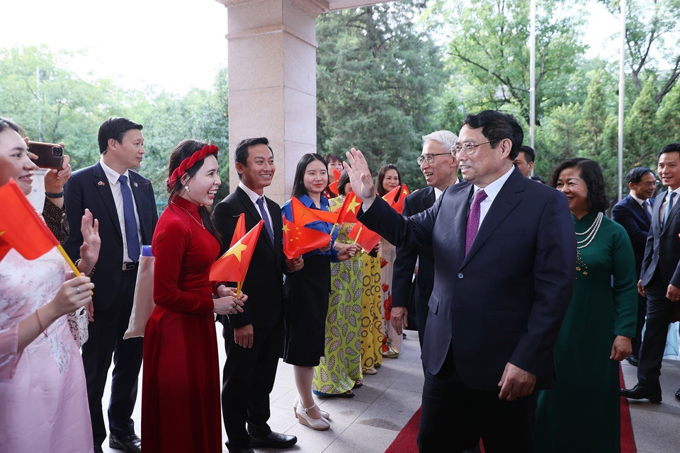 Thủ tướng Phạm Minh Chính đến thăm cán bộ, nhân viên Đại sứ quán và cộng đồng người Việt Nam tại Trung Quốc. (Ảnh: Dương Giang/TTXVN)