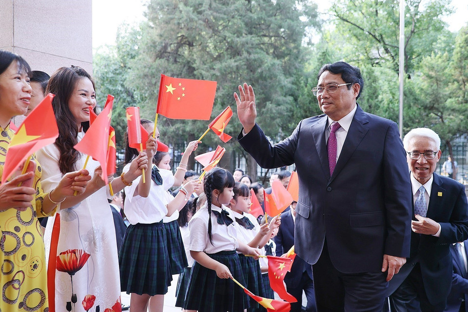 Thủ tướng Phạm Minh Chính đến thăm cán bộ, nhân viên Đại sứ quán và cộng đồng người Việt Nam tại Trung Quốc. (Ảnh: Dương Giang/TTXVN)