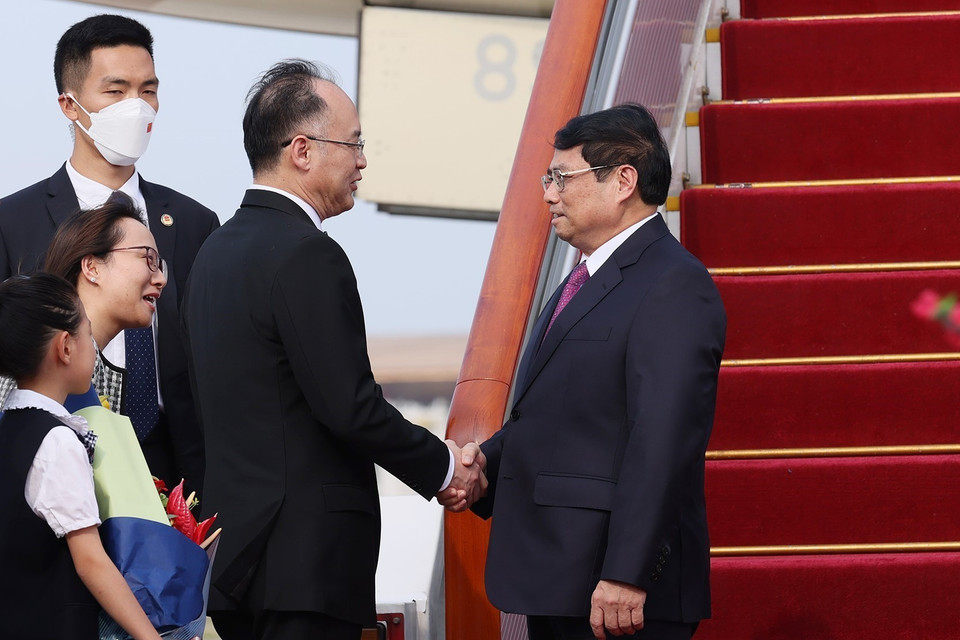 Đại diện Bộ Ngoại giao Trung Quốc đón Thủ tướng Phạm Minh Chính. (Ảnh: Dương Giang/TTXVN)