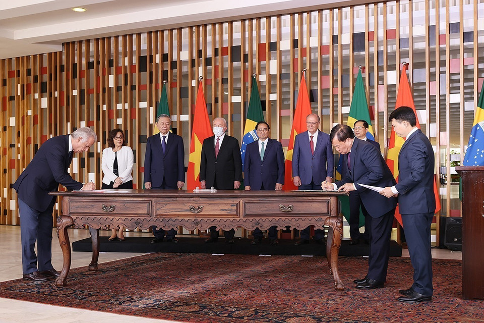 Thủ tướng Phạm Minh Chính và Tổng thống Brazil Lula da Silva chứng kiến ký Biên bản Ghi nhớ giữa Bộ Quốc phòng và Bộ Quốc phòng Brazil. (Ảnh: Dương Giang/TTXVN)