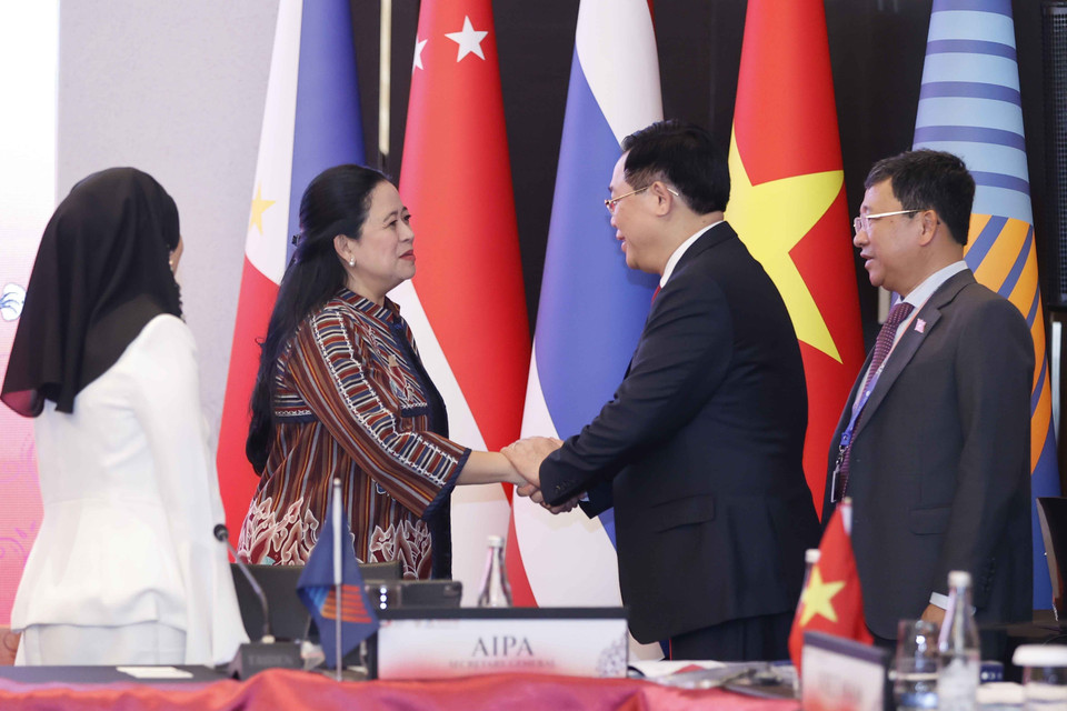 Chủ tịch Quốc hội Vương Đình Huệ với Chủ tịch Hạ viện Indonesia, Chủ tịch AIPA, Puan Maharani. (Ảnh: Doãn Tấn/TTXVN)