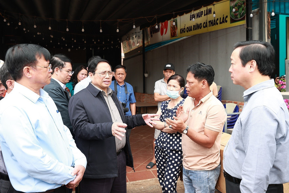 Thủ tướng Phạm Minh Chính trao đổi với người dân Khu tái định cư Dự án Cảng Hàng không Quốc tế Long Thành. (Ảnh: Dương Giang/TTXVN)