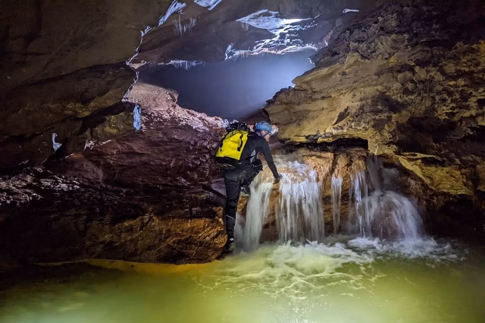 Hung Trù 1 dài 1.919m, sâu 11m; hang Hung Trù 2 dài 502m, sâu 25,8m; hang Hung Trù 3 dài 153m, sâu 11,4m; hang Hung Kà Vờng 1 dài 238m, sâu 2,8m; hang Hung Kà Vờng 2 dài 537m, sâu 5m. (Ảnh: TTXVN phát)