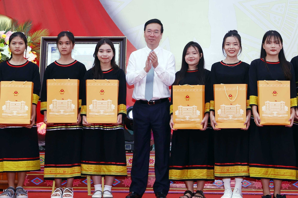 Chủ tịch nước Võ Văn Thưởng tặng quà cho các học sinh có thành tích xuất sắc trong học tập. (Ảnh: Thống Nhất/TTXVN)