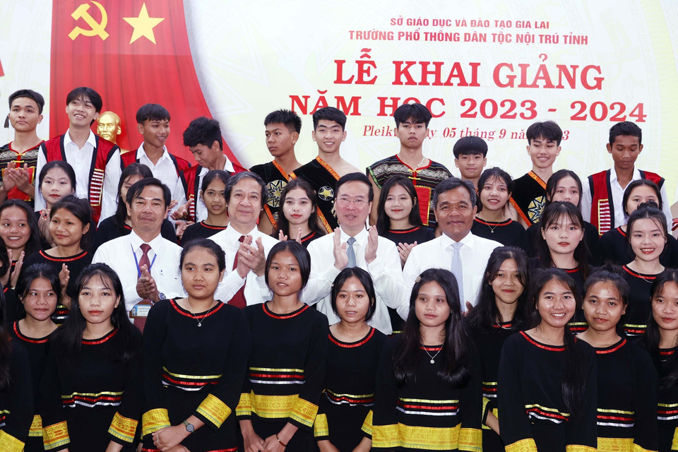 Chủ tịch nước Võ Văn Thưởng với học sinh Trường Phổ thông Dân tộc Nội trú tỉnh Gia Lai. (Ảnh: Thống Nhất/TTXVN)