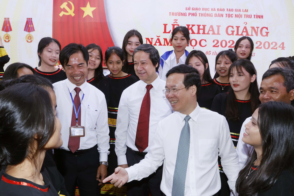 Chủ tịch nước Võ Văn Thưởng nói chuyện thân mật với học sinh Trường Phổ thông Dân tộc Nội trú tỉnh Gia Lai. (Ảnh: Thống Nhất/TTXVN)